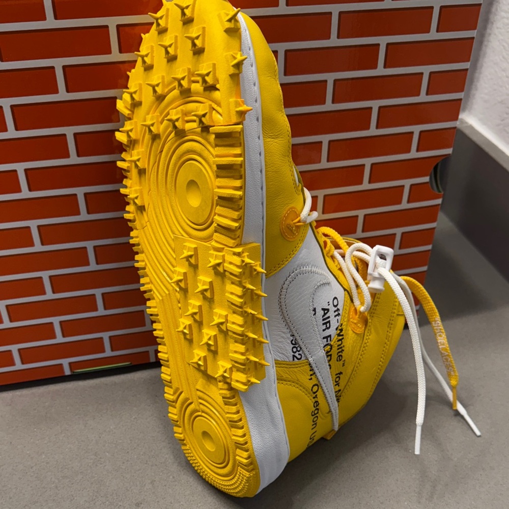 Off-White Air Force 1 Yellow and White Sneakers with Zip Tie. - Picture 6 of 12